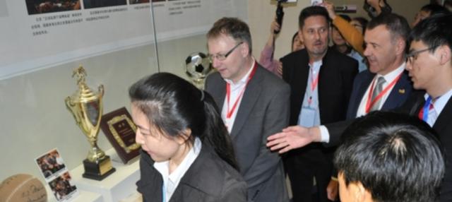 世界杯高清版本-机不可失!万国群星开卖著名画作 教你如何画梅西